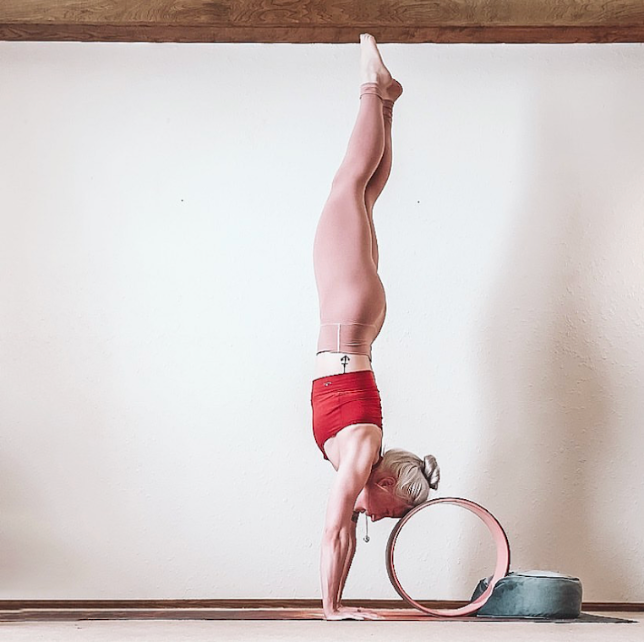 Mastering the Handstand: Tips, Tricks, and Techniques for Safe and Effective Practice